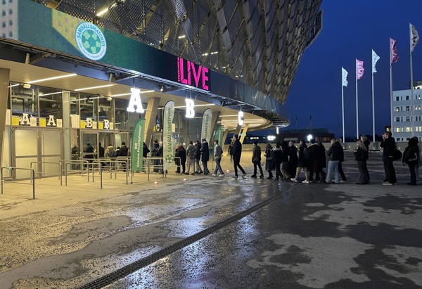 Kö med ungdomar utanför Tele2 Arena.