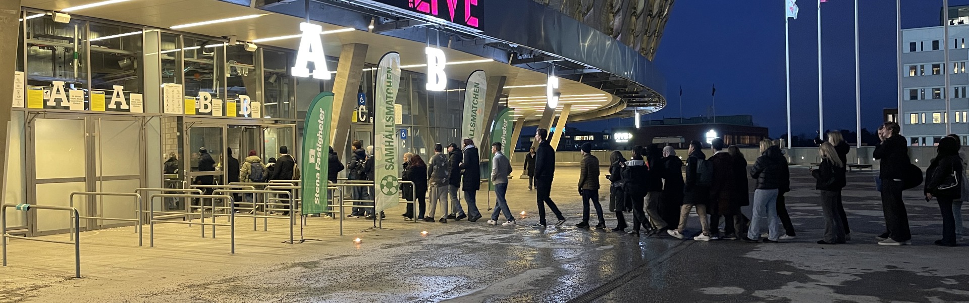 Kö med ungdomar utanför Tele2 Arena.