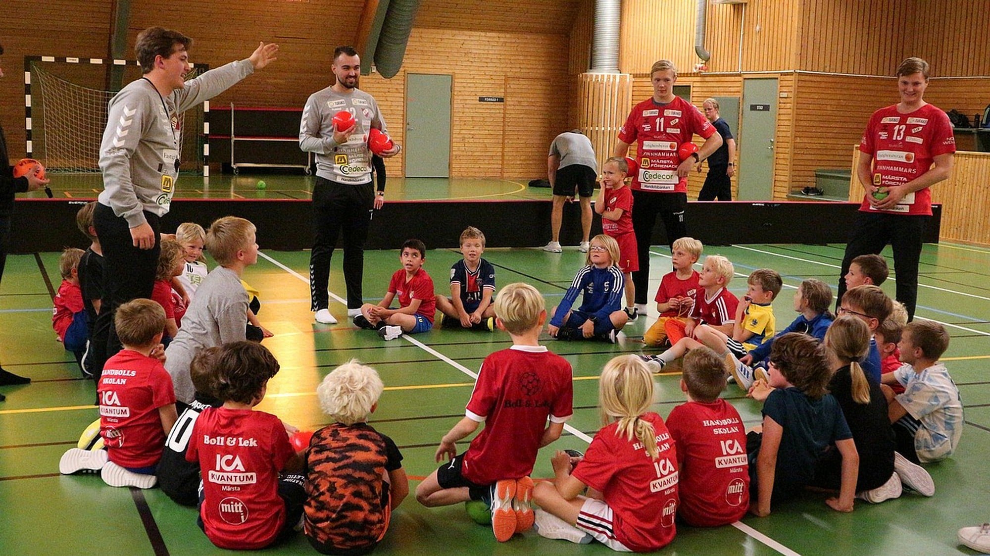 Barn som blir instruerade av tränare