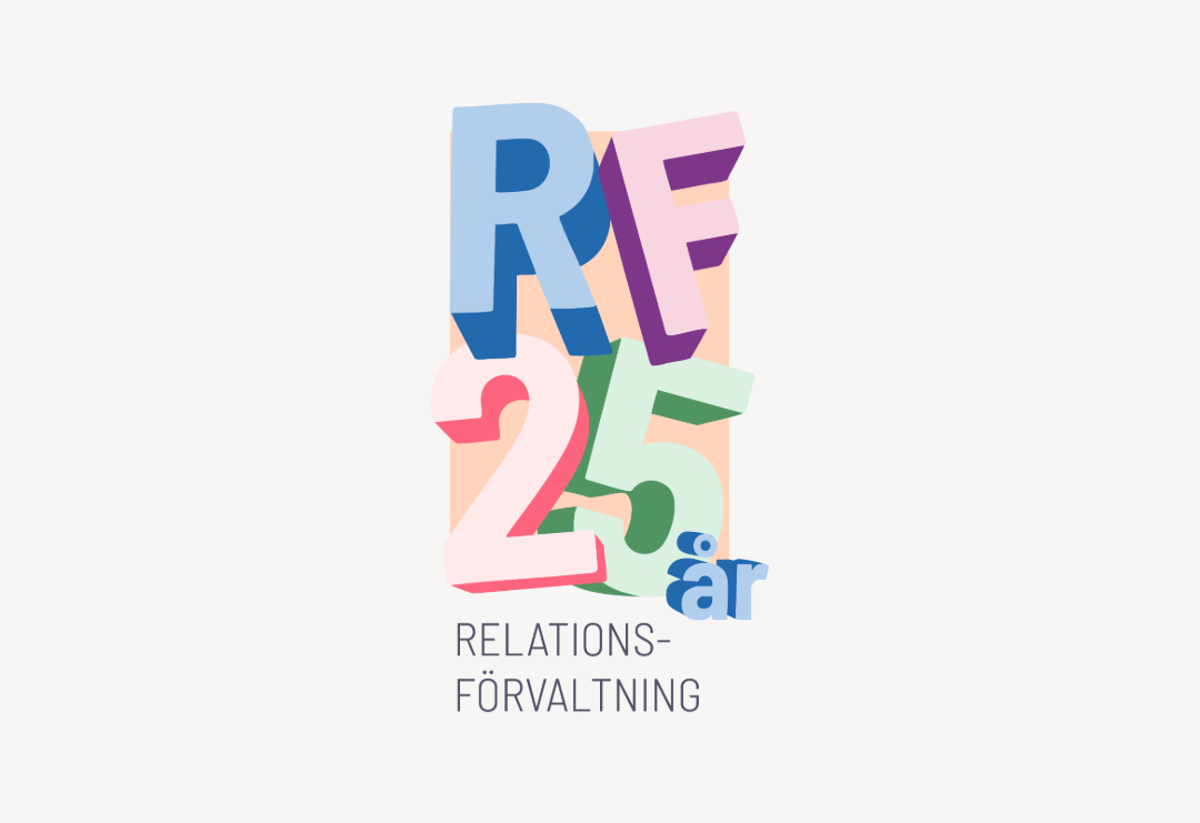 Texten "RF 25 år" i stora, färgglada bokstäver mot en ljus bakgrund. Under står "RELATIONS-FÖRVALTNING" i mindre, grå text