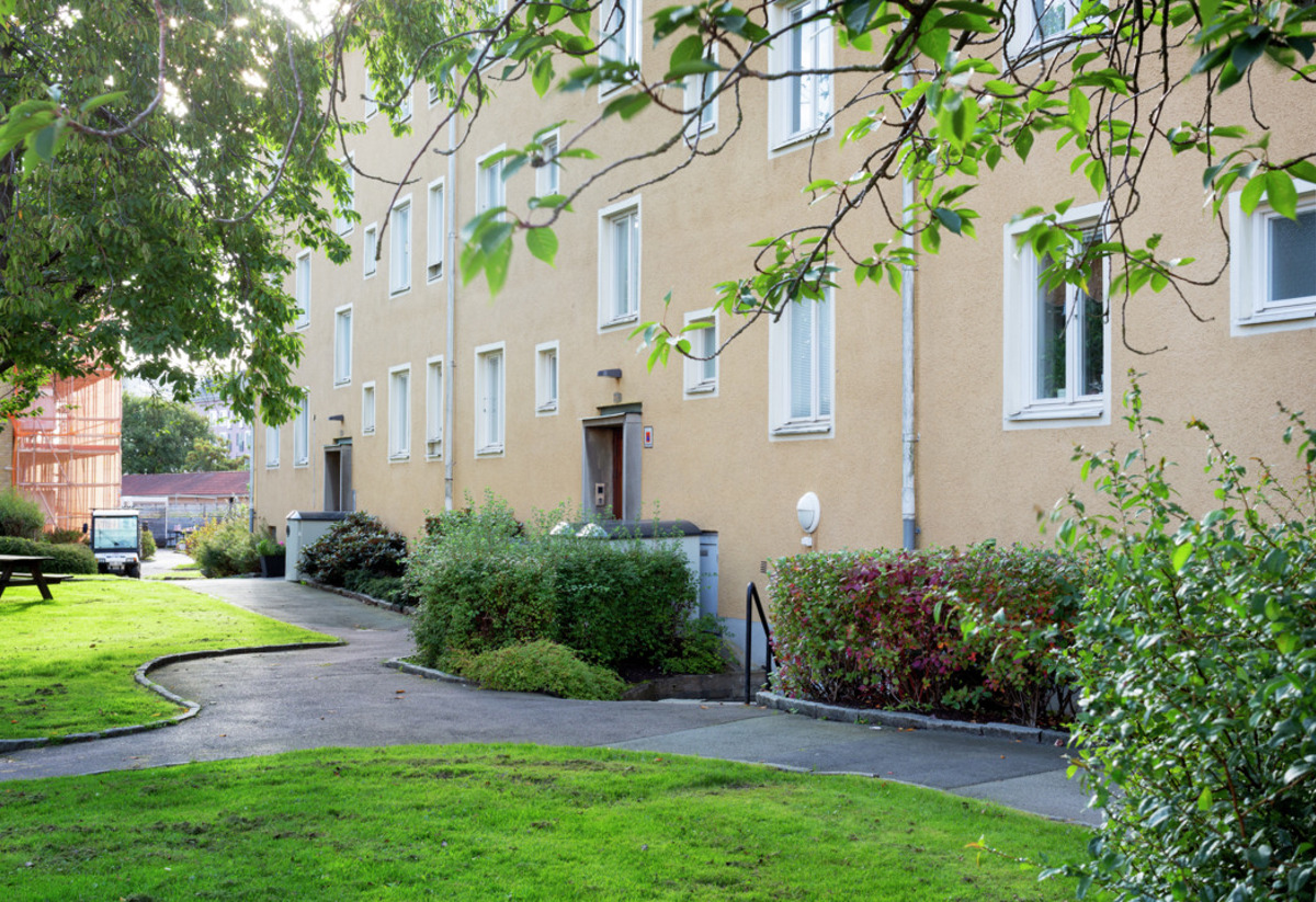 Bild på fastighet med gul fasad