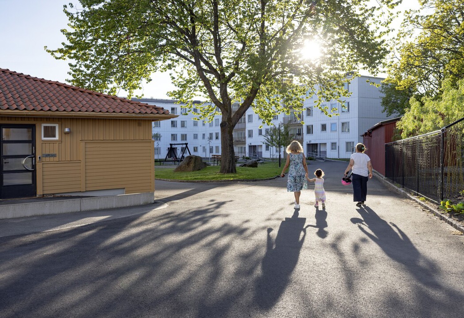 Familj i Tynnered gåendes i solsken