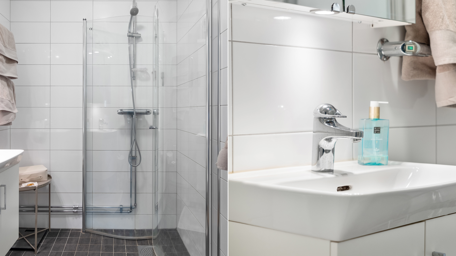 Ett modernt badrum med vita kaklade väggar och mörk klinker på golvet. Till vänster syns en dusch med glasväggar och kromad duschblandare, intill en liten pall och handdukar. Till höger visas en närbild av ett vitt handfat med kromad blandare, tvålflaska och spegelskåp ovanför.