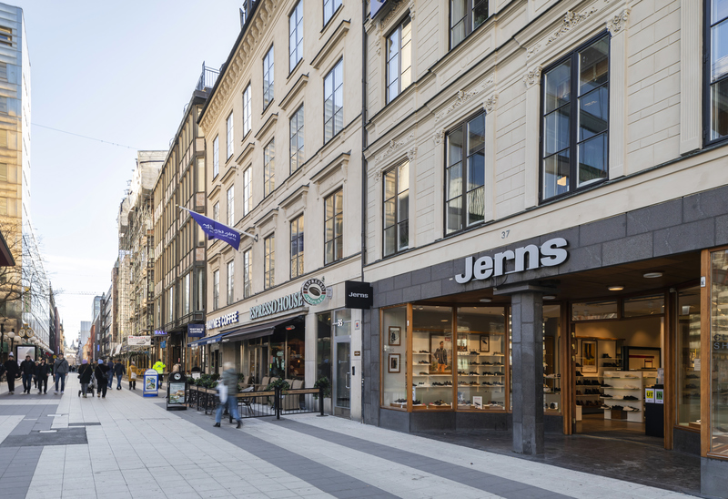 Foto på Drottninggatan med butiker.