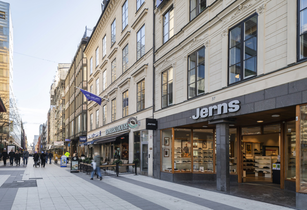 Foto på Drottninggatan med butiker.