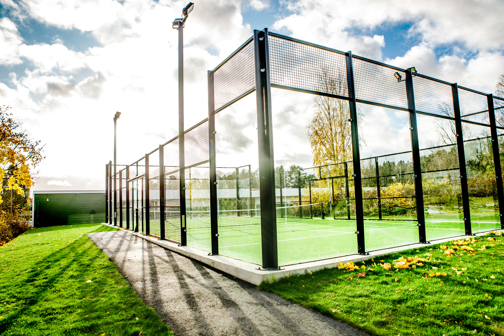Padelbana utomhus med gräs runt om.