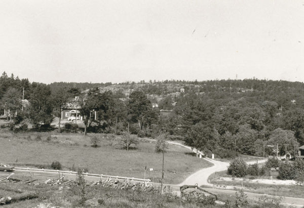 Svart vitt foto på Fisksätra Gård.