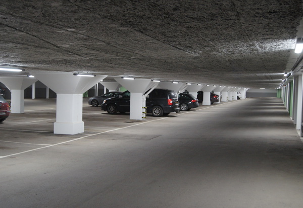 Bild på ett garage med ett fåtal bilar ståendes.