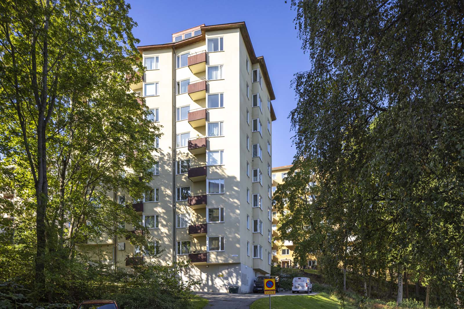 Ljust höghus i skogsglänta. 