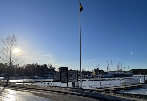 Översiktsbild på en hamn fotat från gatan.