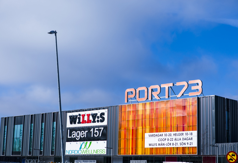 Närbild på skyltningen för köpcentrumet Port 73 som ligger i Handen.