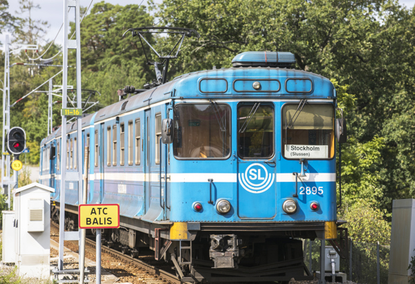 Saltsjöbanans blå vagn åker på spåret.