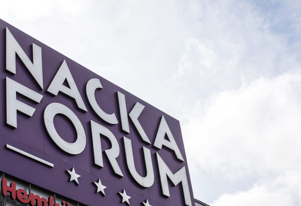 Foto om en skylt för Nacka Forum som är ett köpcentrum i Nacka.