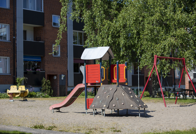 Lekplats med klättervägg och rutschelkana.
