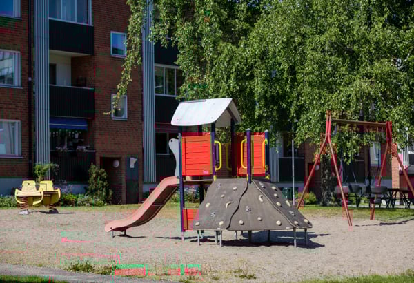 Lekplats med klättervägg och rutschelkana.