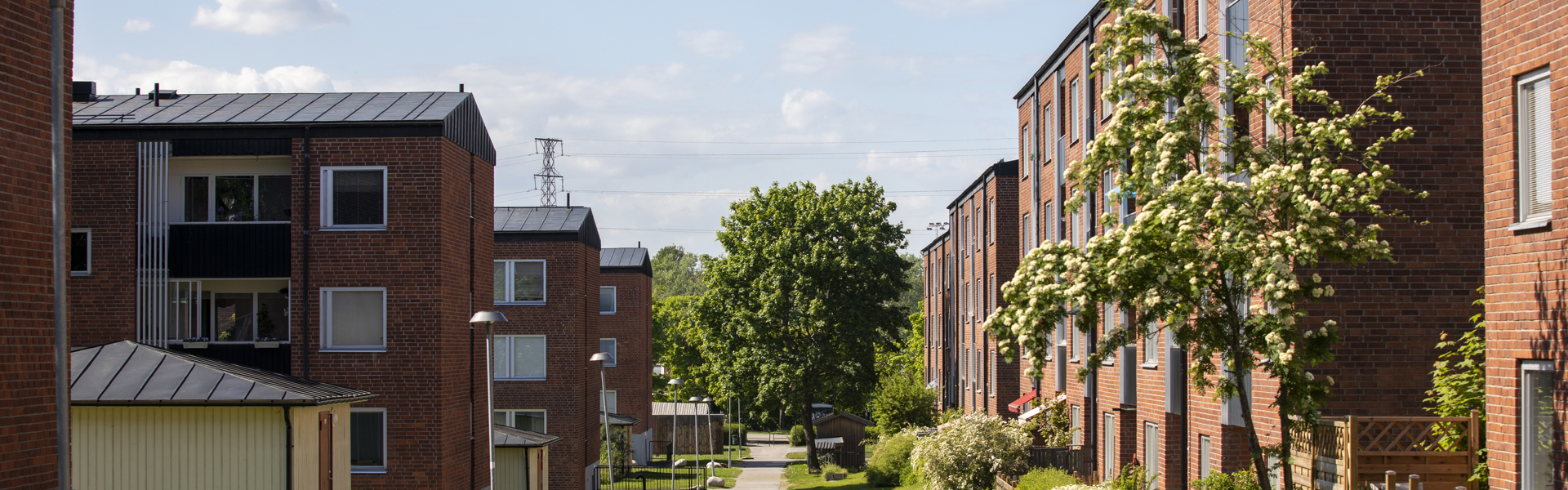 Bostadsområde med tegelhus omringat av gräs.