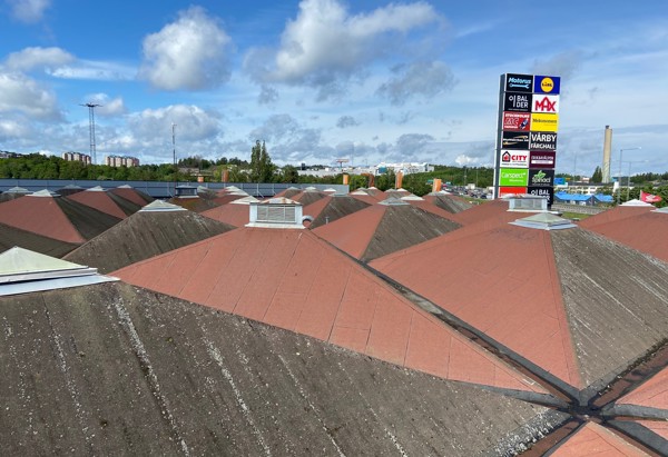 Foto på tak men informationsskyllt i bakgrunden.