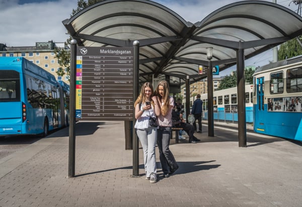 Bild på två tjejer på knutpunkten Marklandsgatan