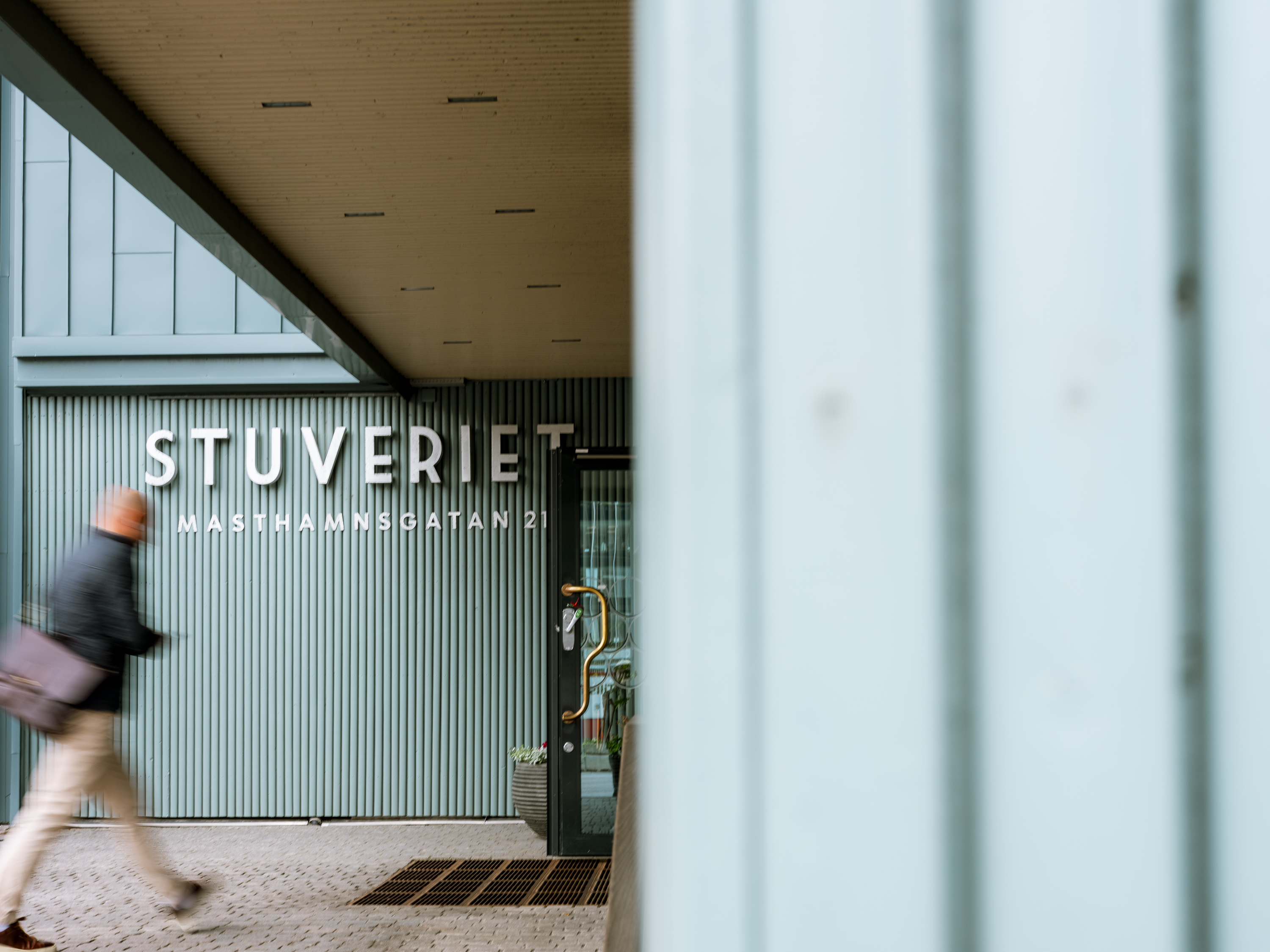 Bild på en man som går in i kontorshuset Stuveriet på Masthuggskajen