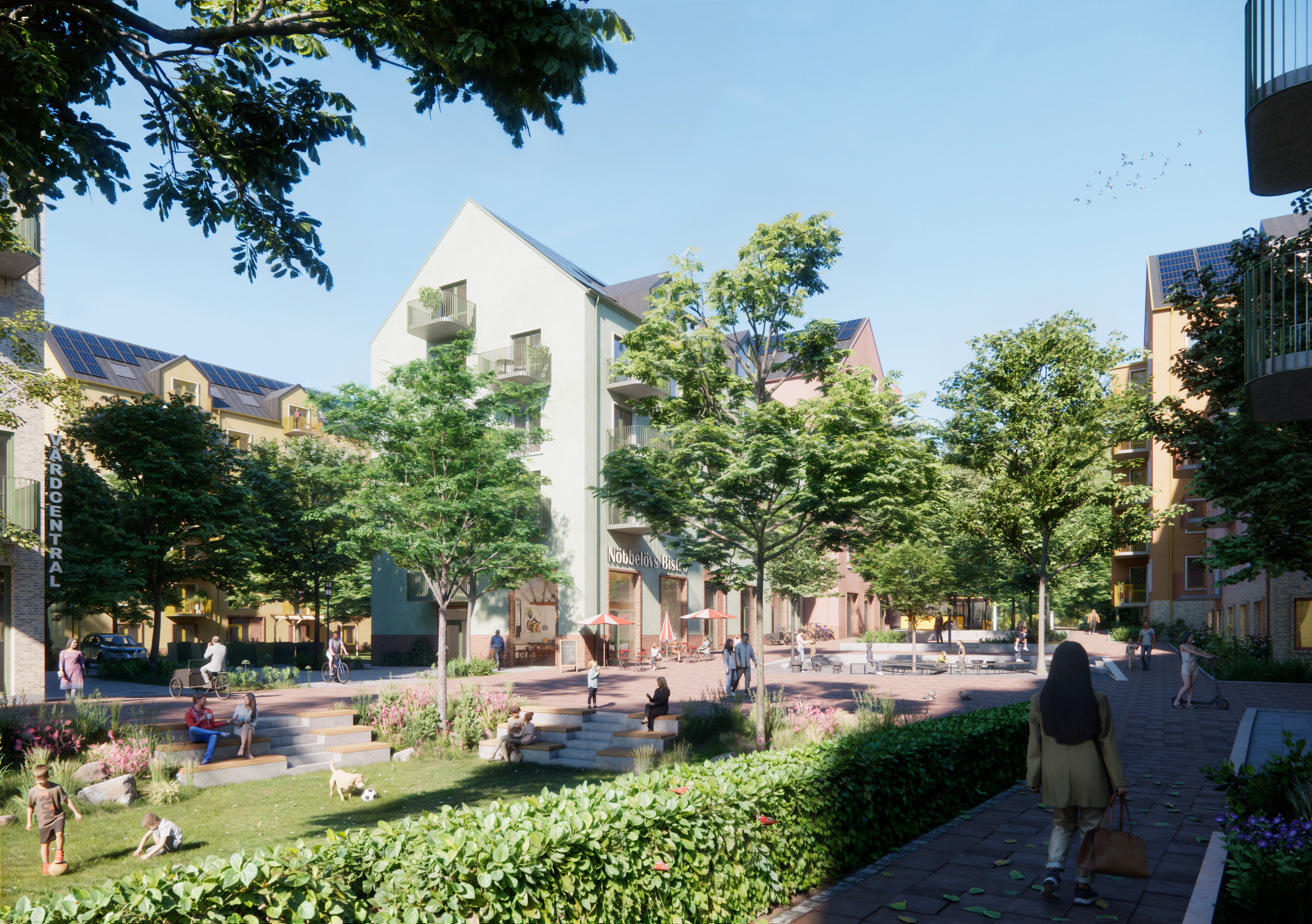 En solig innergård med grönskande träd och buskar omgiven av moderna flerfamiljshus. Människor promenerar, cyklar och umgås. Barn leker på en lekplats och en person går med en hund. Fåglar flyger i himlen.