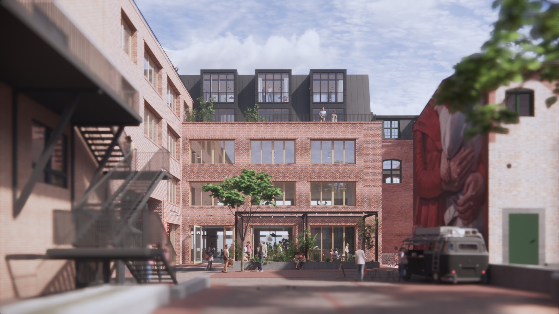 En urban innergård omgiven av tegelbyggnader med stora fönster. I mitten finns ett träd och människor som rör sig runt området. En väggmålning pryder en av byggnaderna, och en bil står parkerad vid sidan. Trappor och grönska bidrar till den livliga atmosfären.