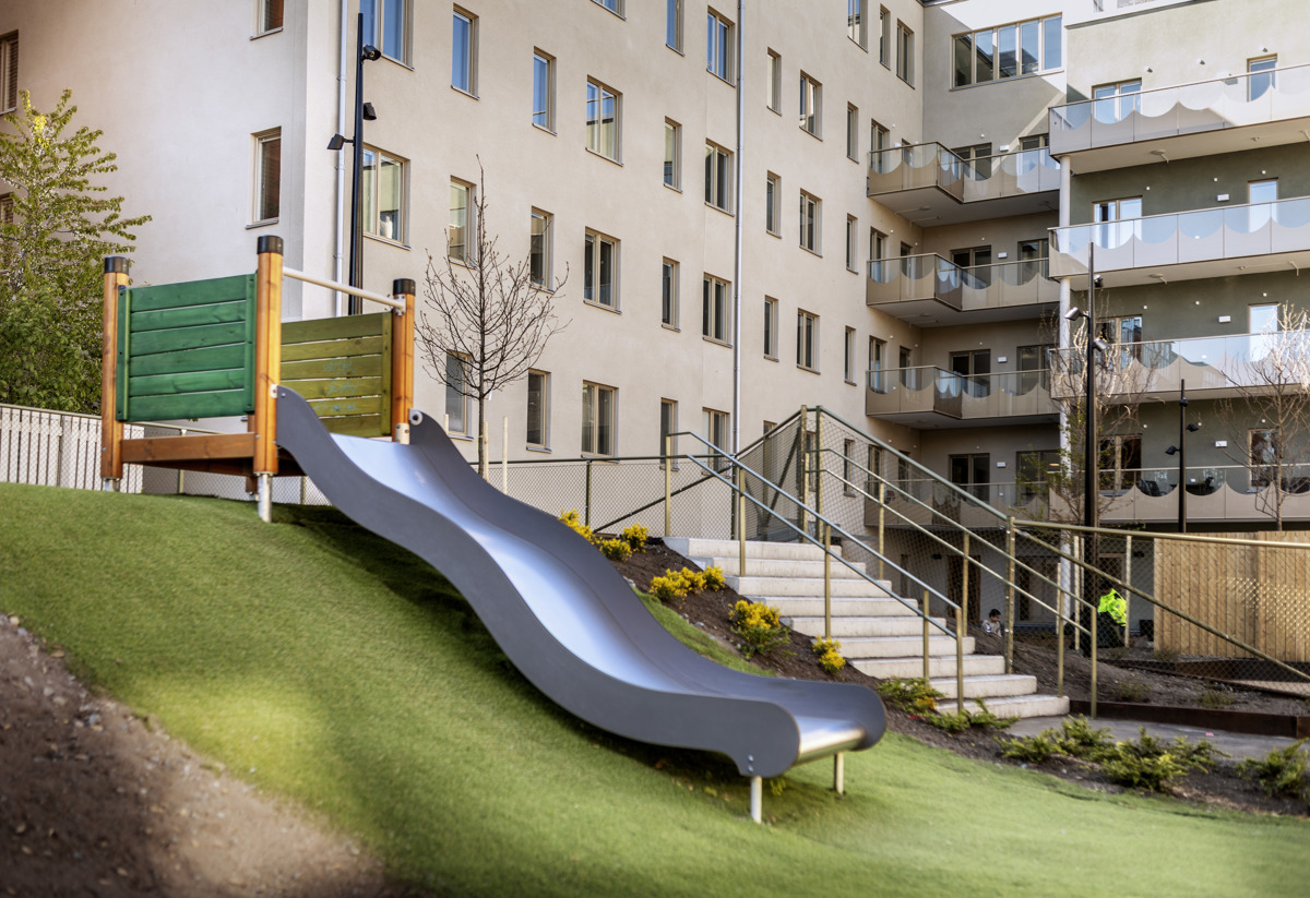 Detaljbild från gården med fokus på rutschkanan