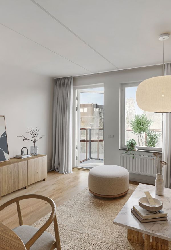 Bild på en möblerad visningslägenhet med fokus på vardagsrum i Sjölyckan Fisksätra