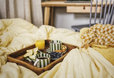 Interiör detaljbild på frukostbricka