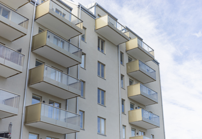 Exteriör detaljbild på Saltsjöstens balkonger och fasad