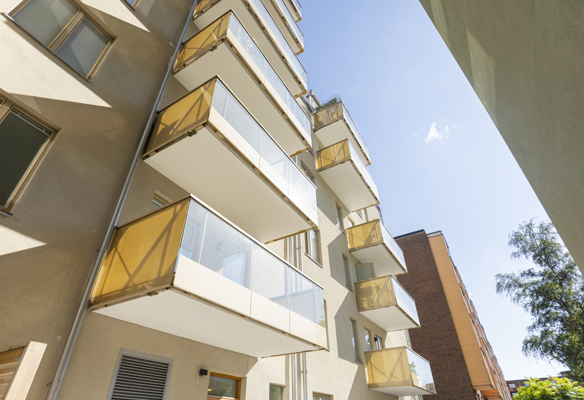 Exteriör detaljbild på Saltsjöstens balkonger och fasad