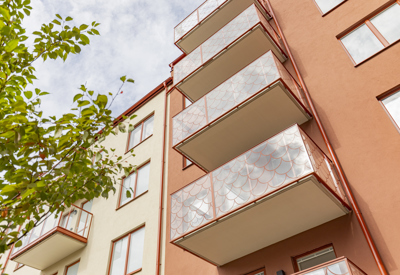 Exteriör detaljbild på Sjölyckans balkonger och fasad