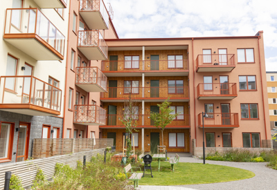 Exteriör detaljbild på Sjölyckans balkonger och fasad