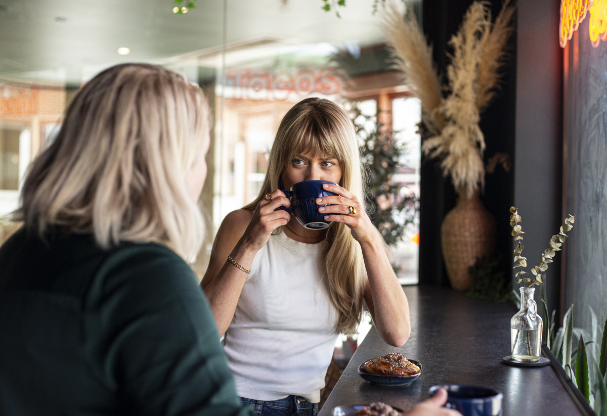 Två kvinnor fika på ett café i Fisksätra