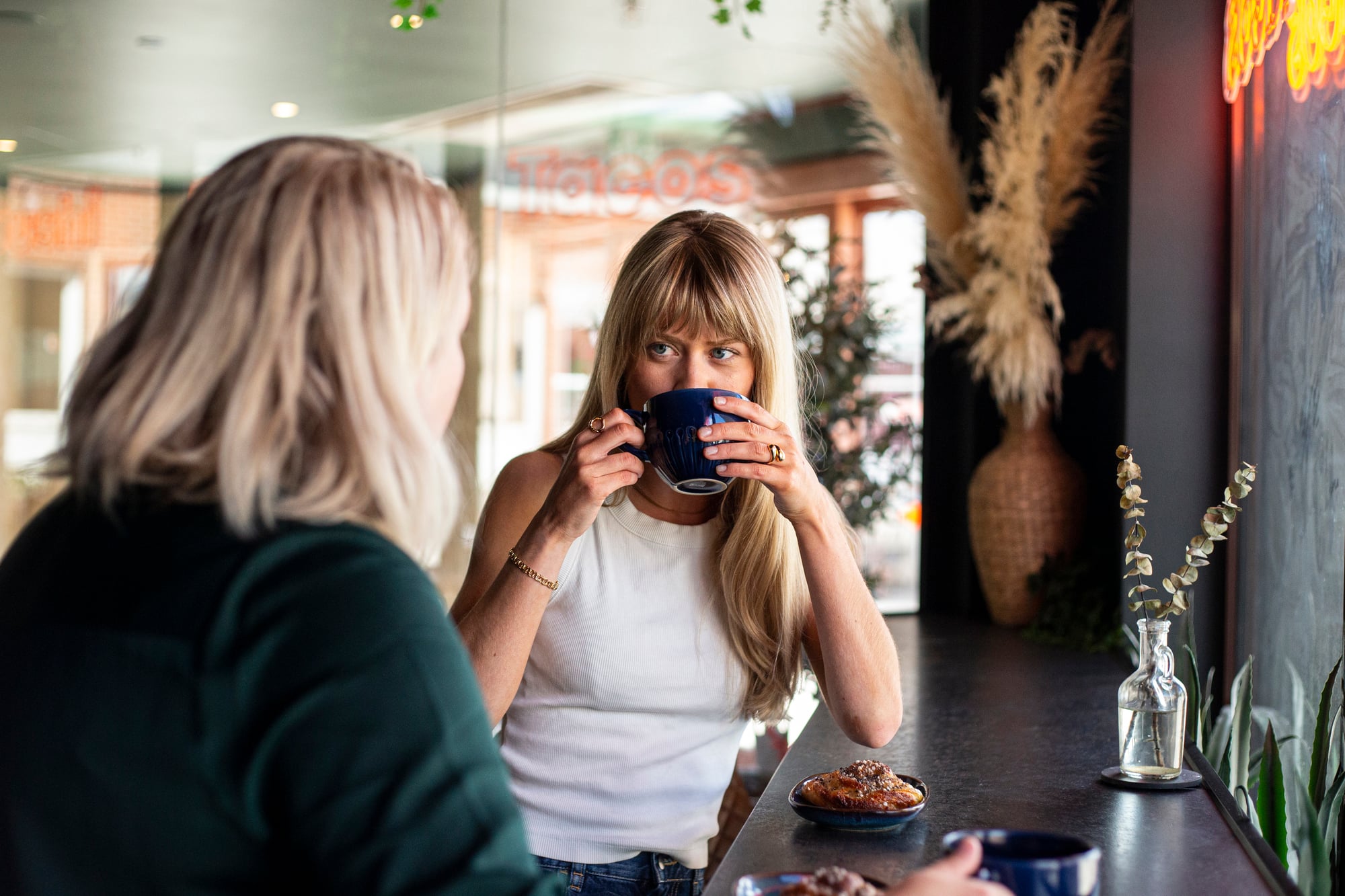 Två kvinnor fika på ett café i Fisksätra