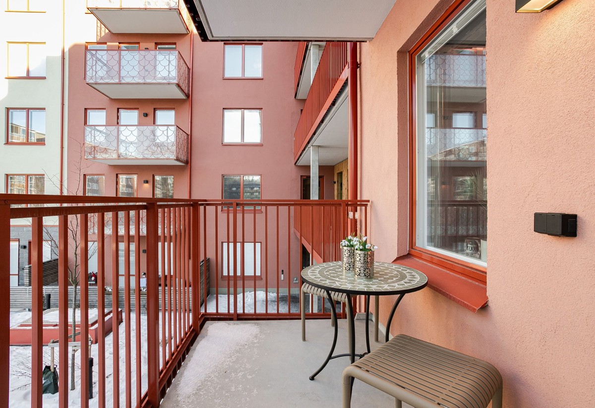 Bild från balkongen med fokus på balkong och fasad