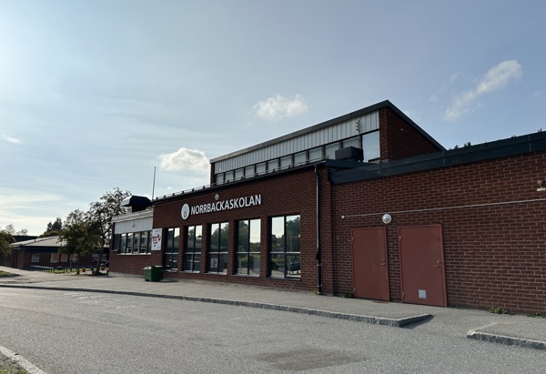 Entrén till Norrbackaskolan fotat från gatan.