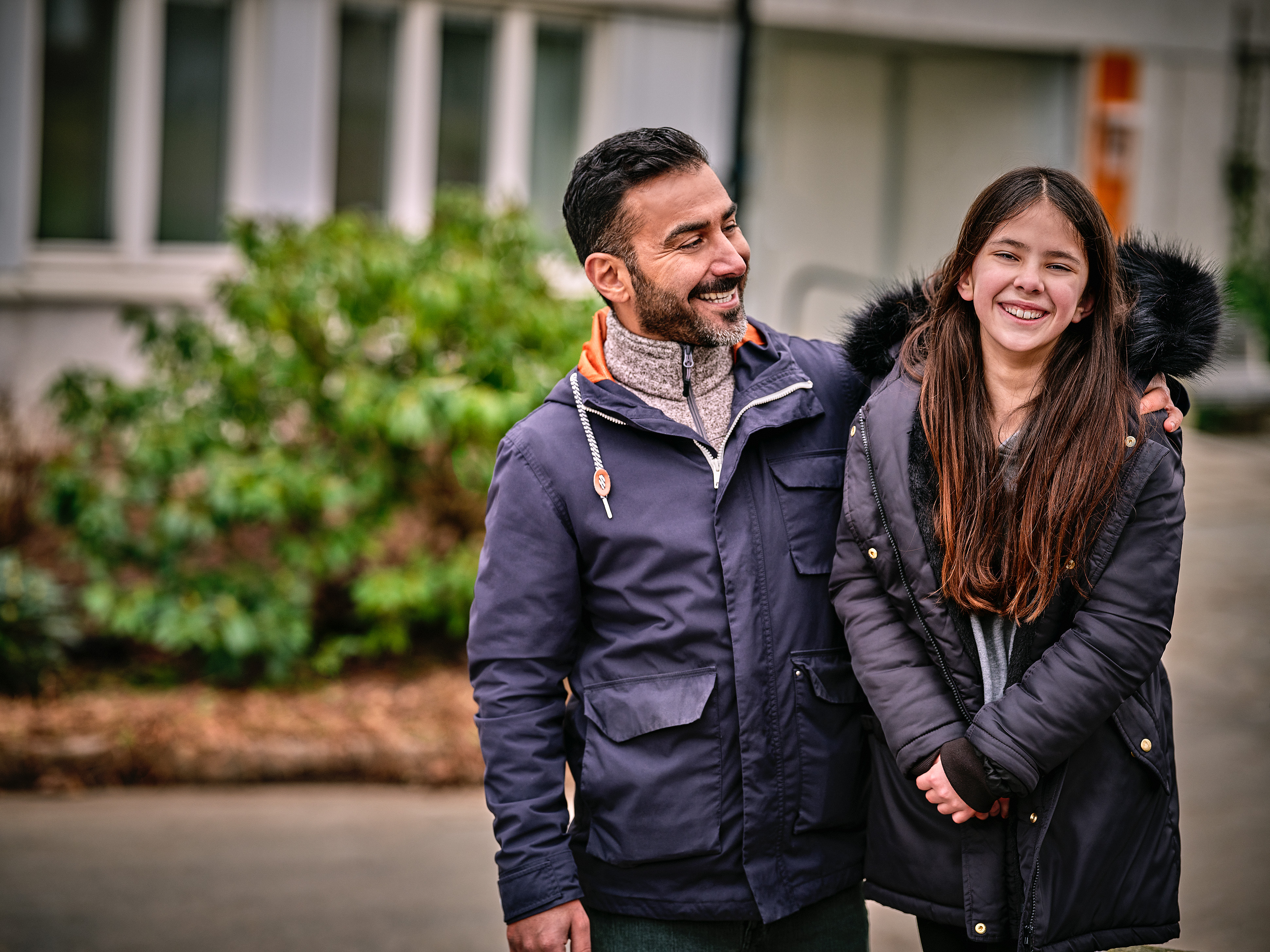 Pappa och dotter på innergård 