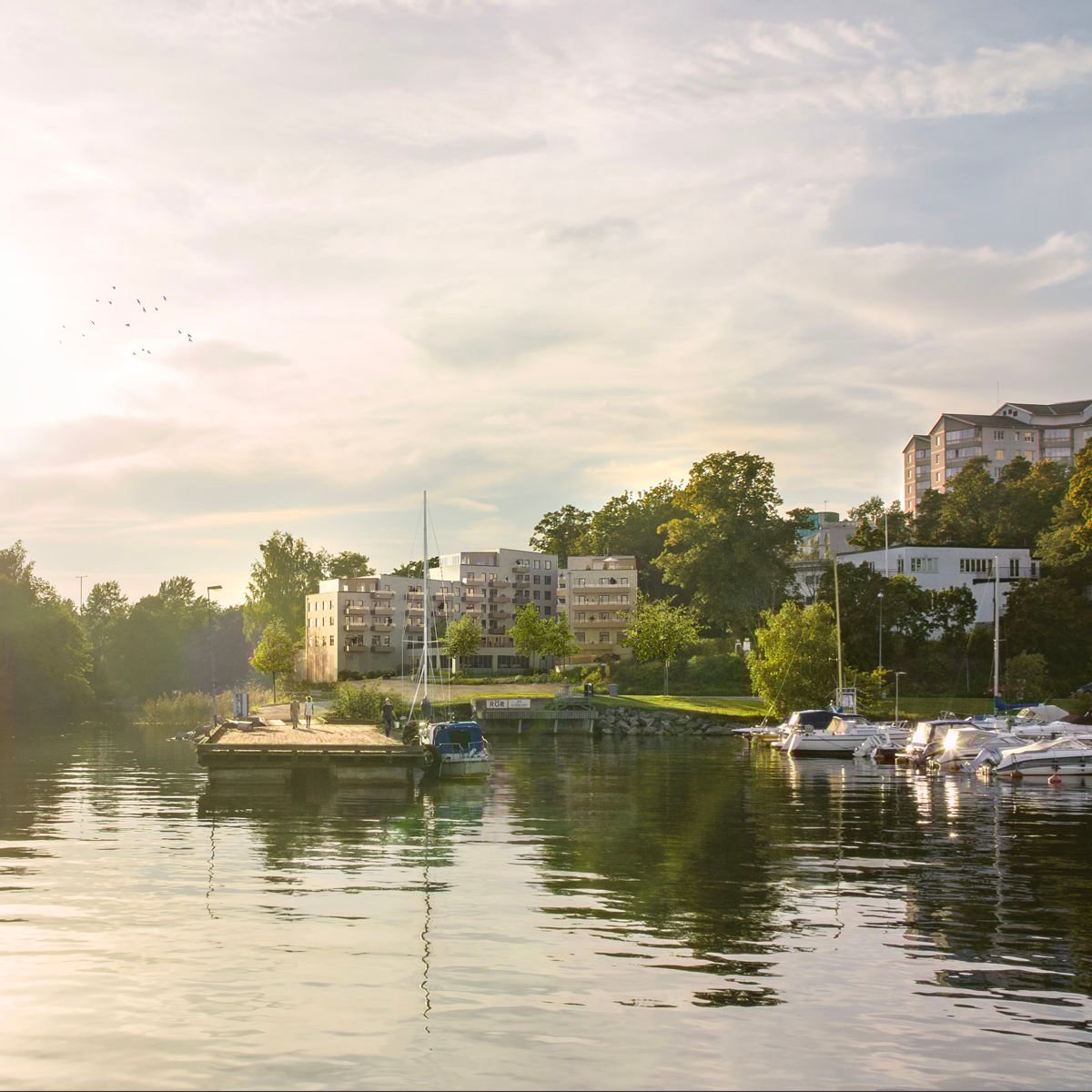 Visionsbild över brf Sjöviken, vy från vattnet sett. Med båtar vi brygga och de nya planerad huset i bakgrund