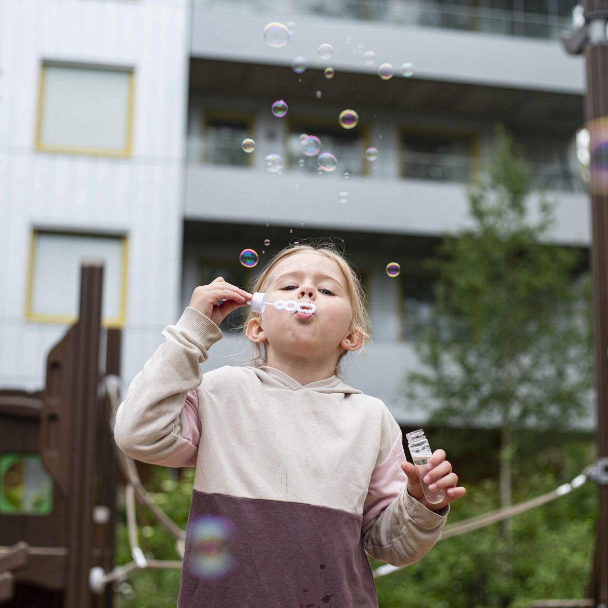 Barn blåser såpbubblor