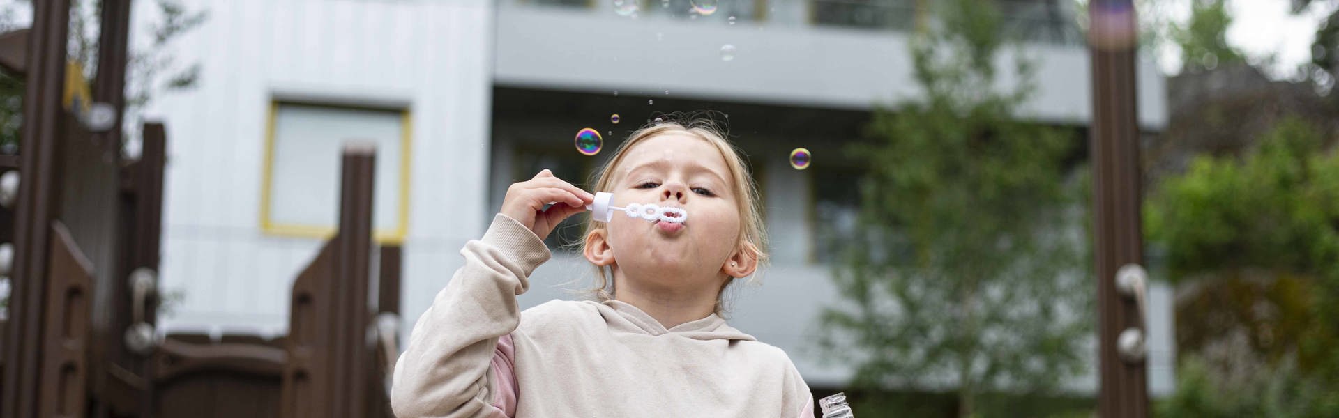 Barn blåser såpbubblor