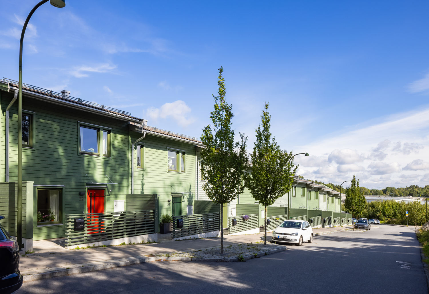 Kvarteret vintertriangeln med gröna fasader, träd och gångstråk