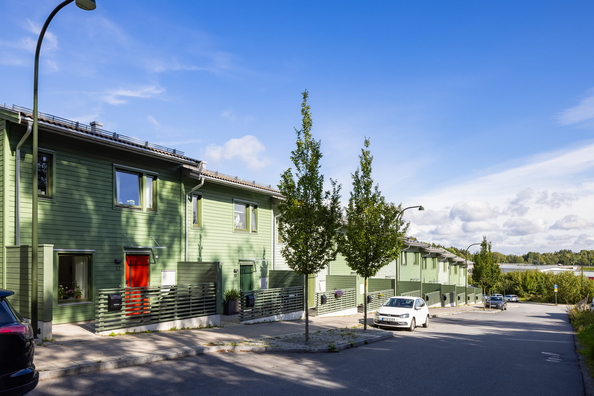 Kvarteret vintertriangeln med gröna fasader, träd och gångstråk