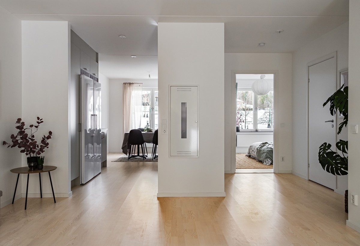 Visningslägenhet i Atlantis med fokus på vyn mot sovrum och kök