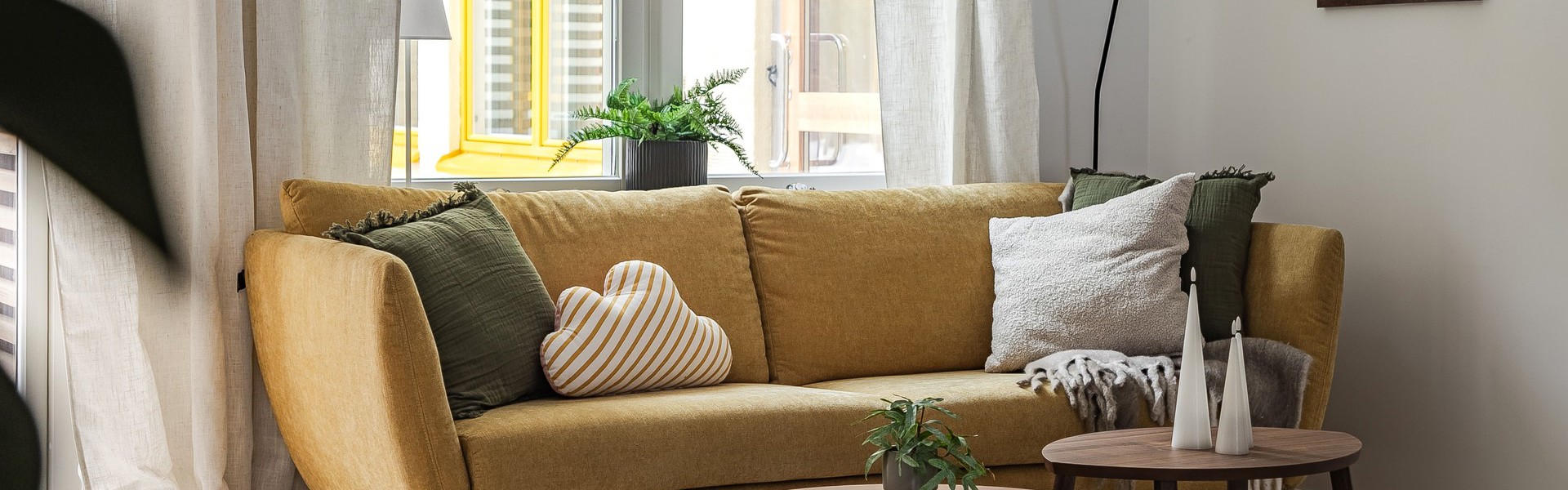 Visningslägenhet i Atlantis med fokus på gul soffa i vardagsrum