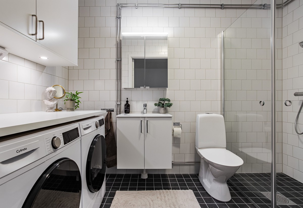 Visningslägenhet i Atlantis med fokus på badrummet