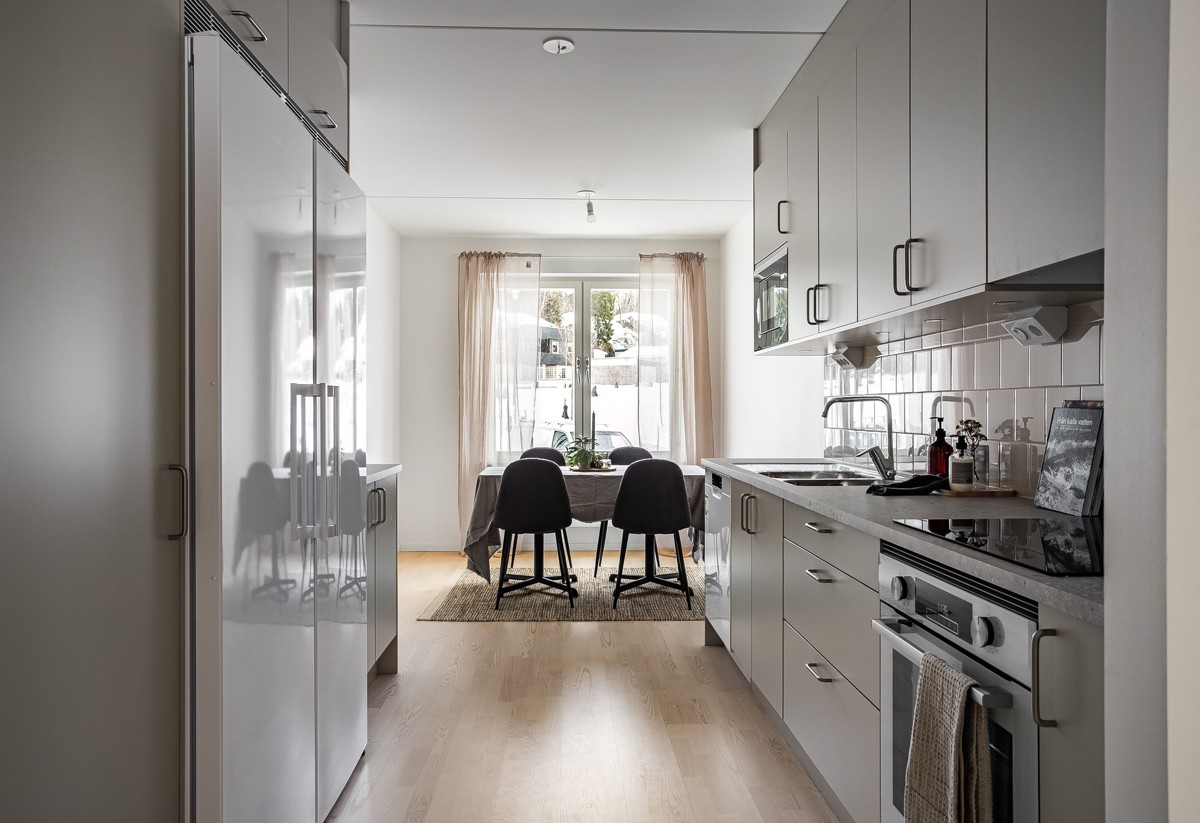 Visningslägenhet i Atlantis med fokus på köket