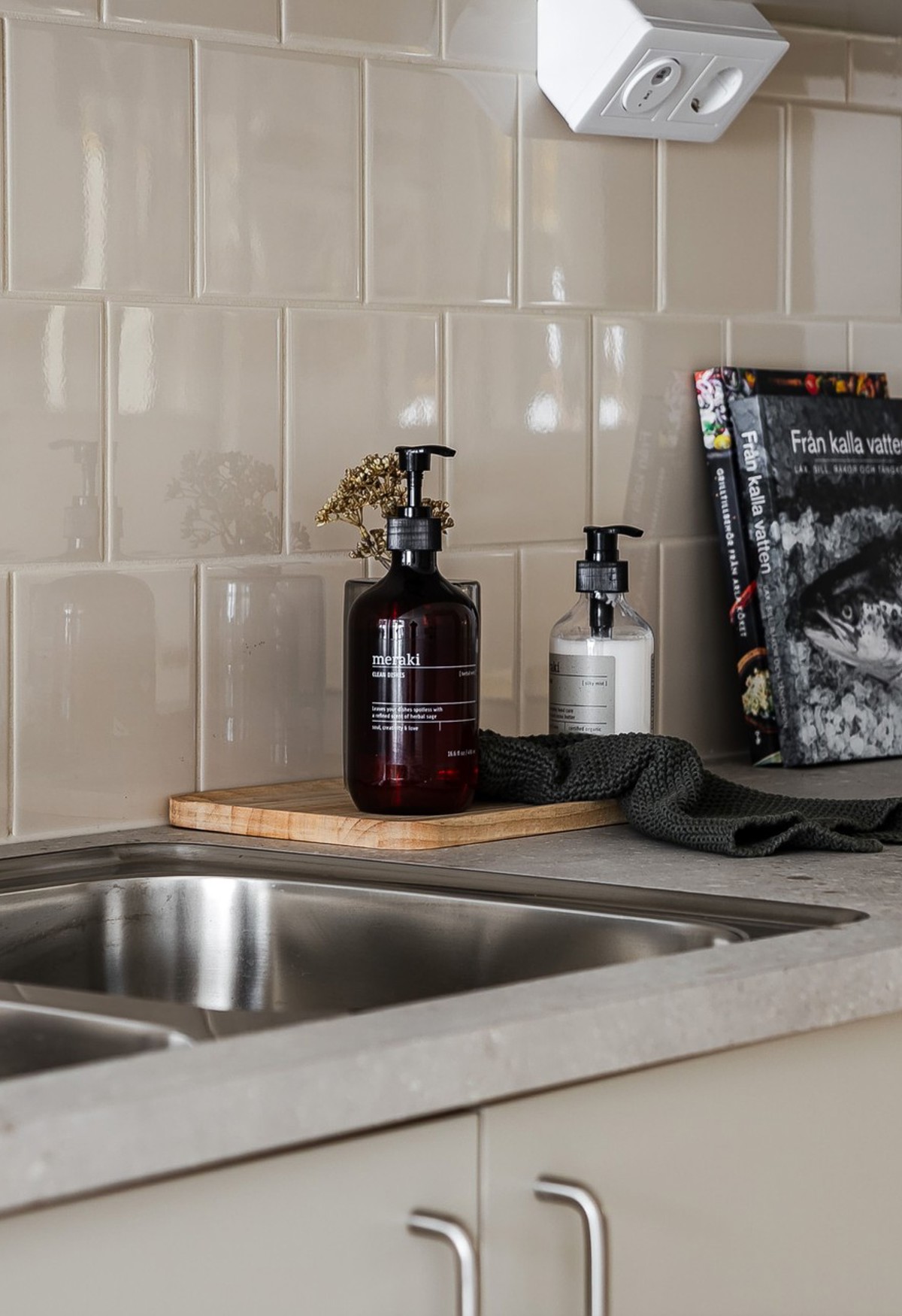 Visningslägenhet i Atlantis med fokus på luckor, bänkskiva och stänkskydd i kök