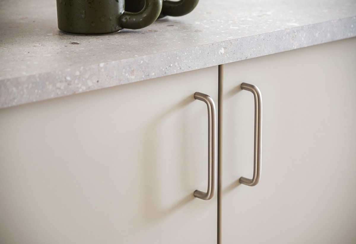 Visningslägenhet i Atlantis med fokus på handtag i köket