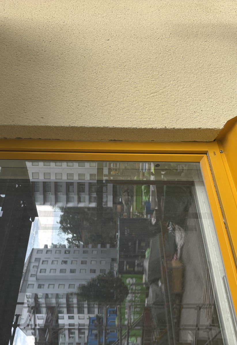 Detaljbild på fönsterkarmarna på projektekt Atlantis, Vega