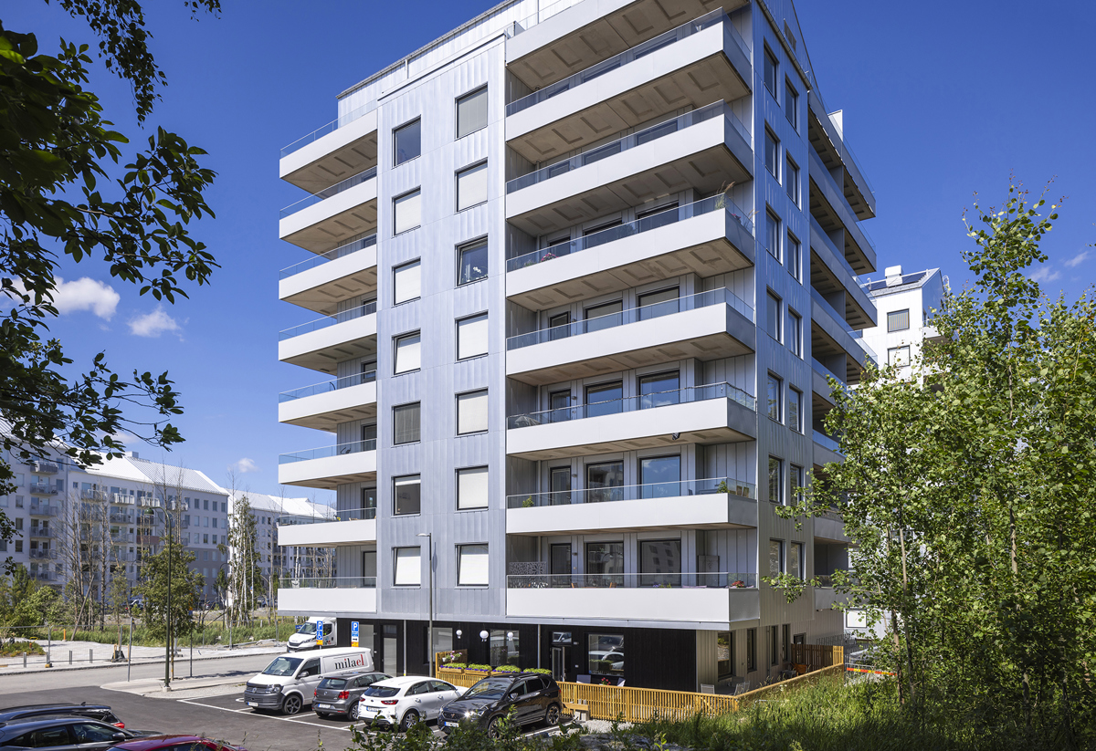 Fasad och balkonger på flerfamiljshuset Lunar i Vega.